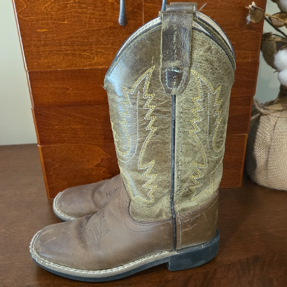Brown Leather Western Boots with Embroidered Design